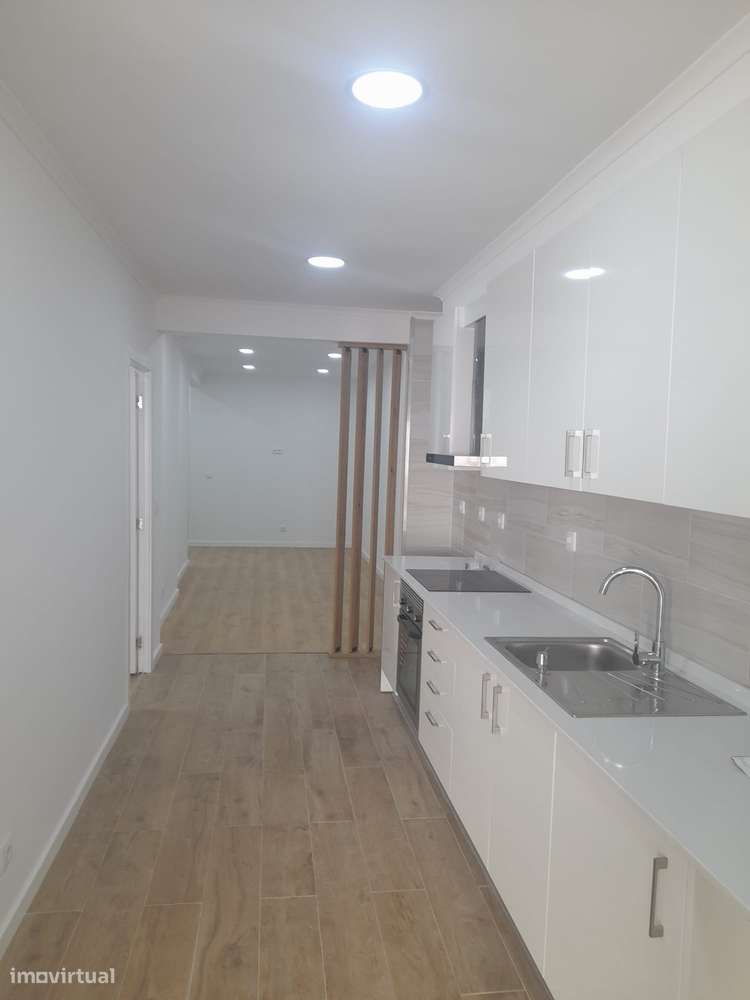 T3 com terraço e segurança em Baixa da Banheira-0
