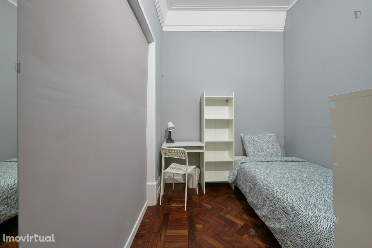 621253 - Quarto com cama de solteiro em apartamento com 14 quartos