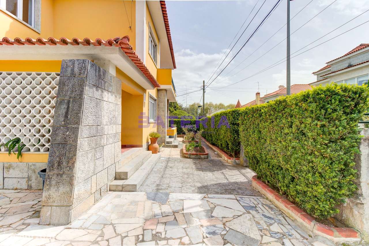 Moradia Independente T5 em Linda-a-Velha-33