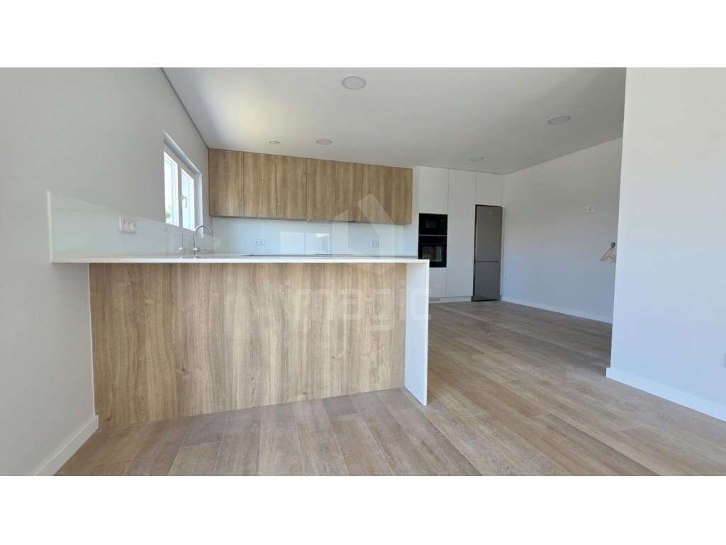 MORADIA T4 TÉRREA NOVA em SANTO ISIDORO-4