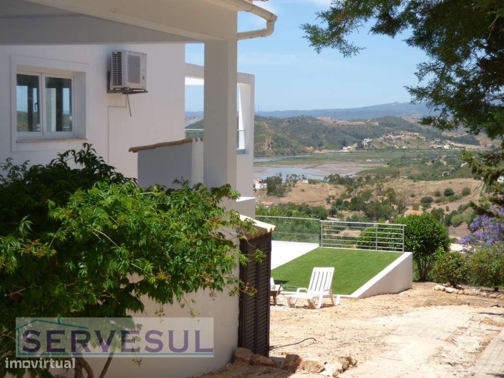 Espaçosa moradia de 2 pisos composta por 4 quartos com piscina e vi...-26