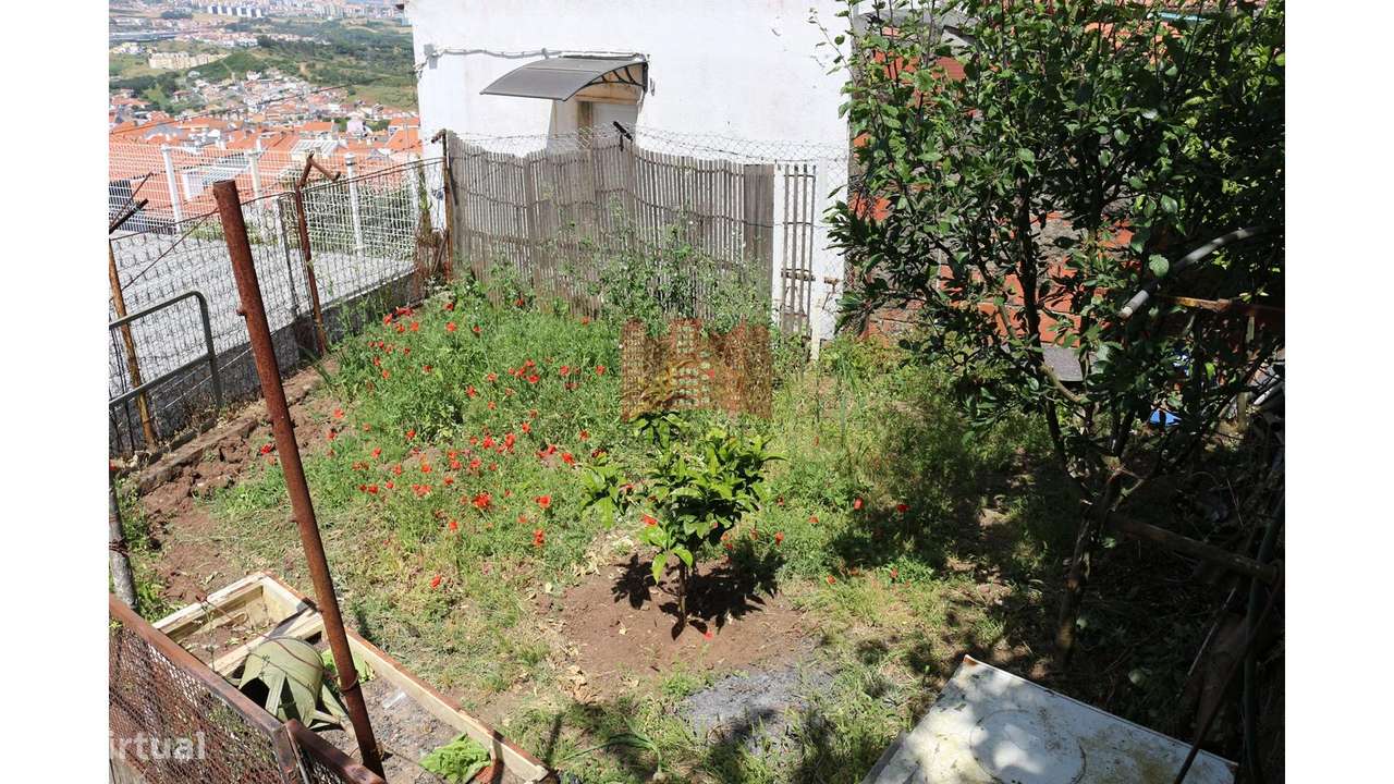 Moradia T2+T2 | Terreno 326 M2-27