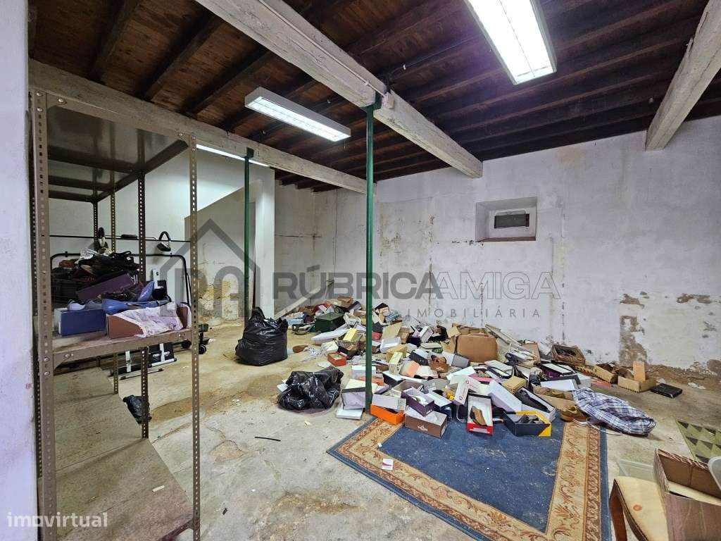Moradia no centro histórico de Loulé com 2 pisos , armazém e casa-22