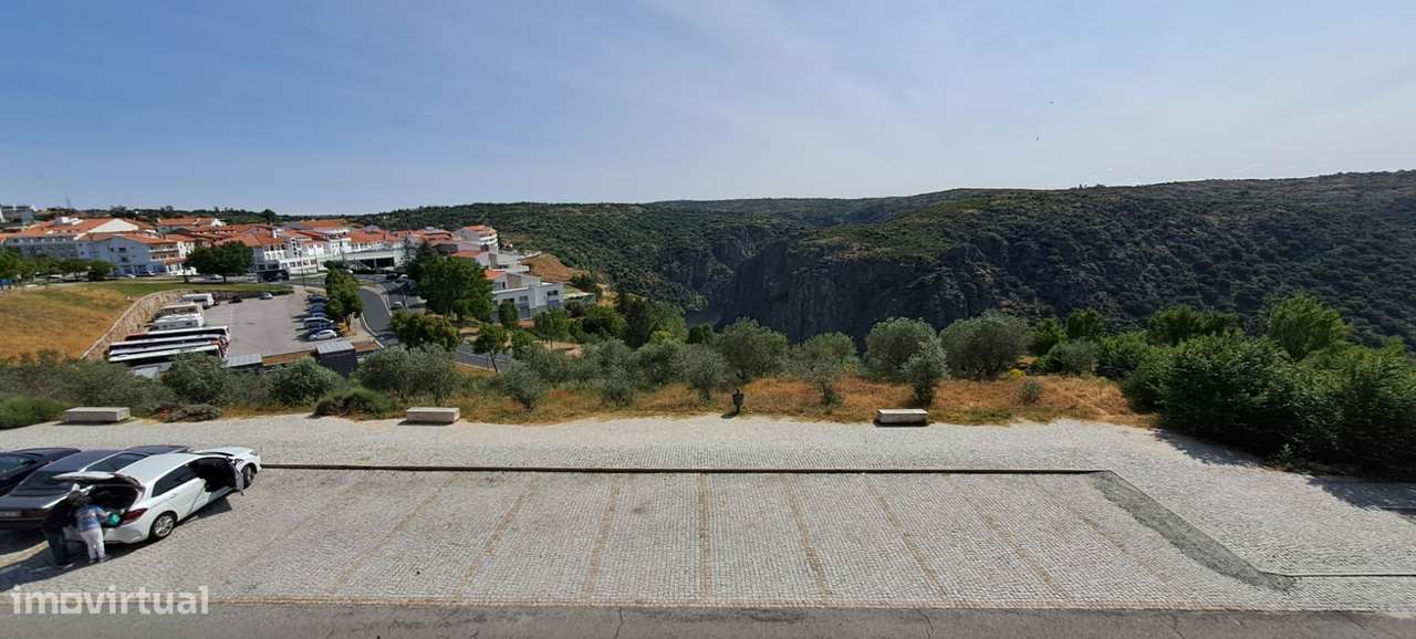 Moradia para Restaurar, zona histórica de Miranda do Douro-14