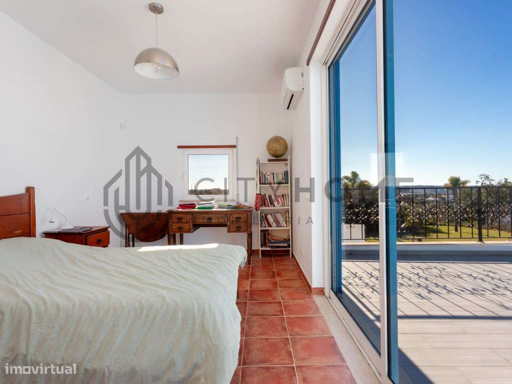 Moradia T4 com piscina infinita em terreno amplo em Silves-14