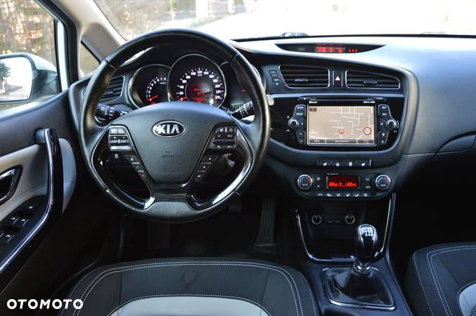 Kia Ceed - 32