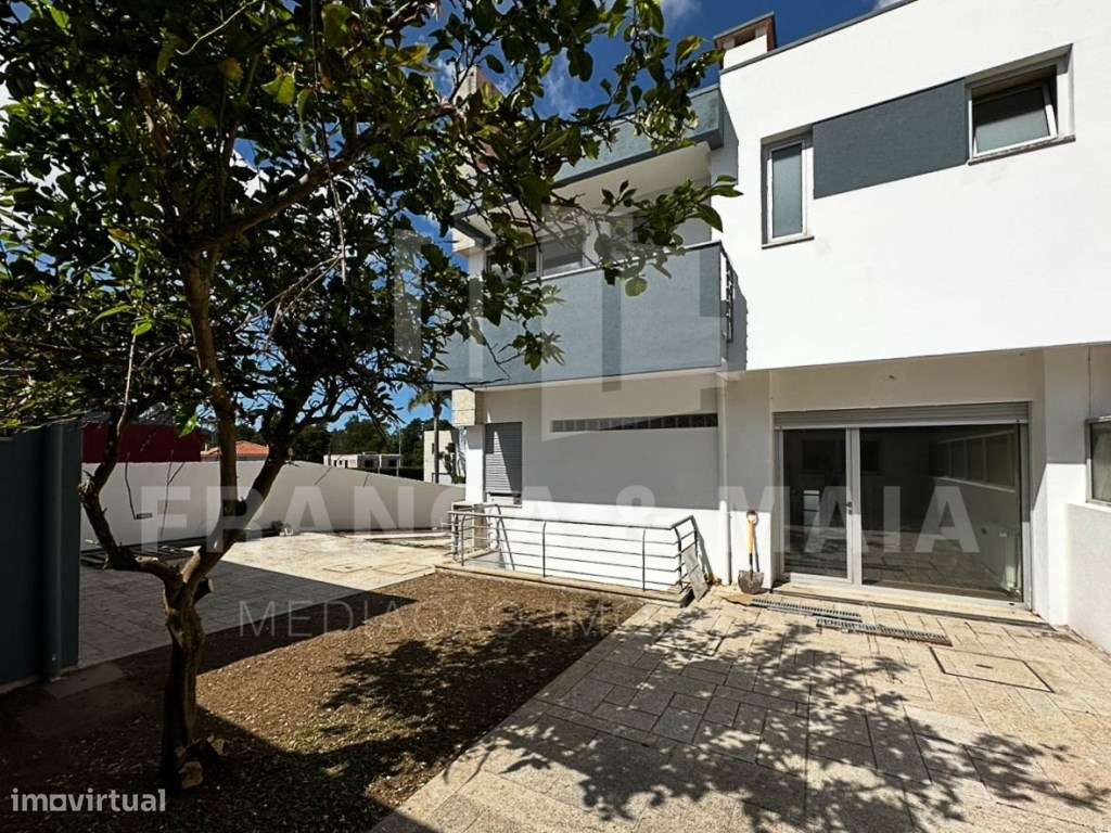 Moradia T3 Renovada com Áreas Excepcionais e Potencial até T5 em Pe...-1