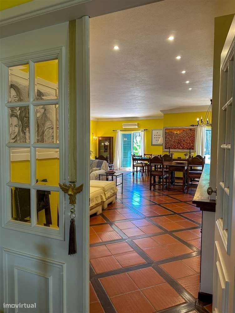 Moradia T5 com piscina e jardim a poucos metros da Praia do Alemão – A-16