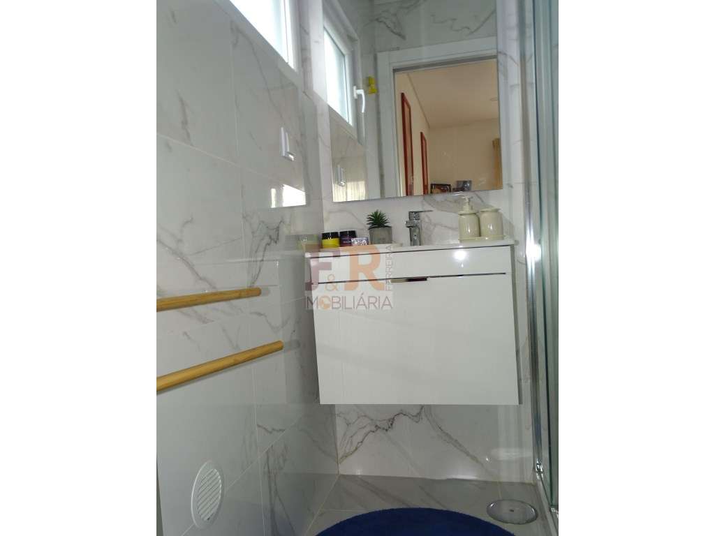 Semi-Nova Geminada Duplex T3 com Piscina Fernão Ferro-40