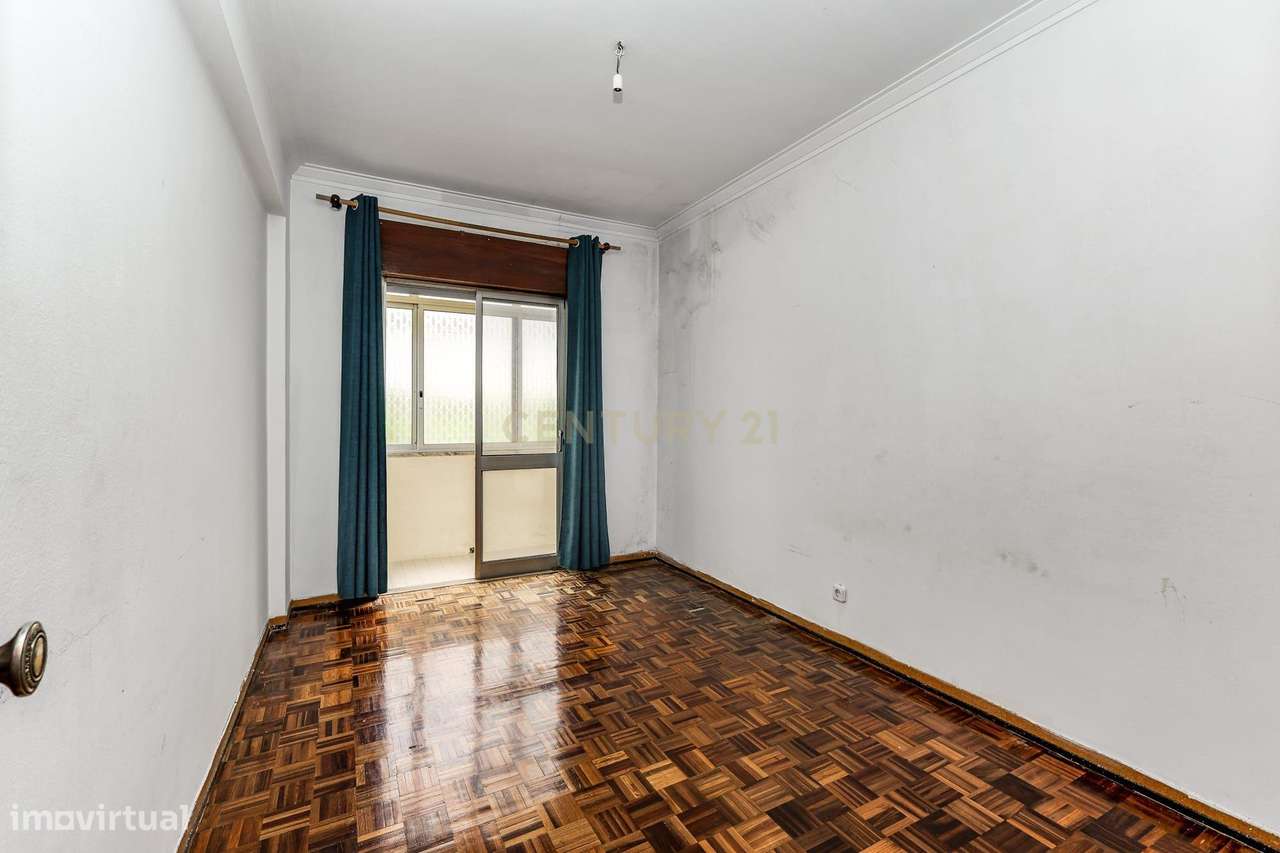 Apartamento T2 com Excelentes áeas | Para Remodelação-11