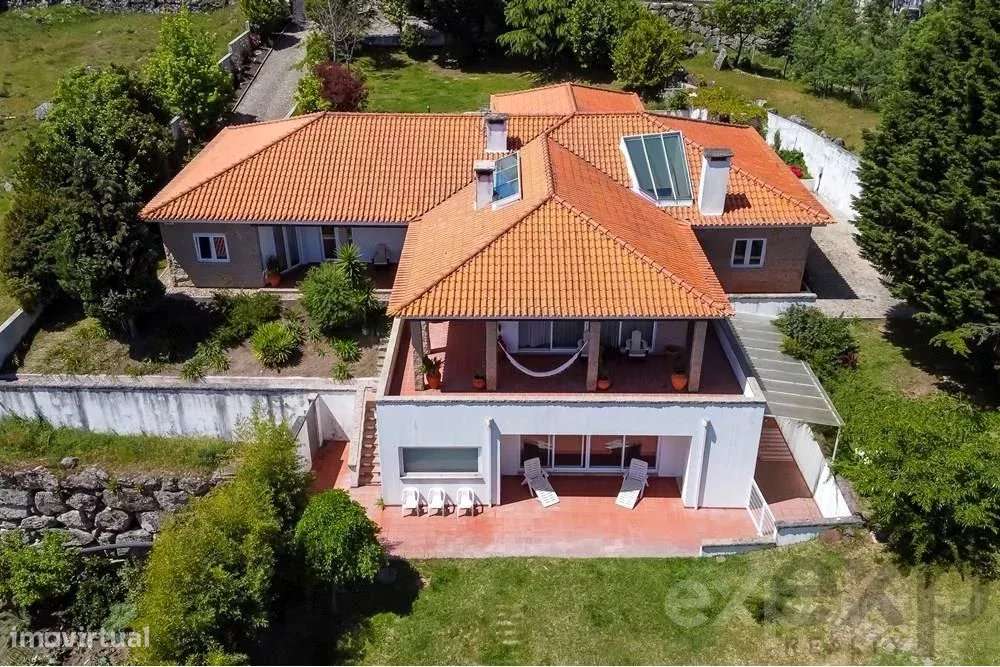 MORADIA T4 + 1 CONTEMPORÂNEA | EXCELENTE INVESTIMENTO ALOJAMENTO LOCAL - Grande imagem: 1/60