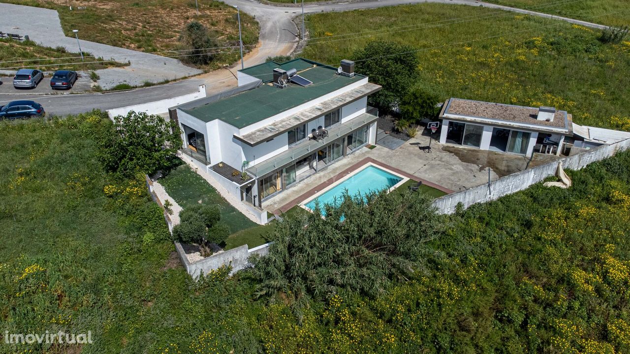 Moradia contemporânea T4 com piscina, barbecue e anexos