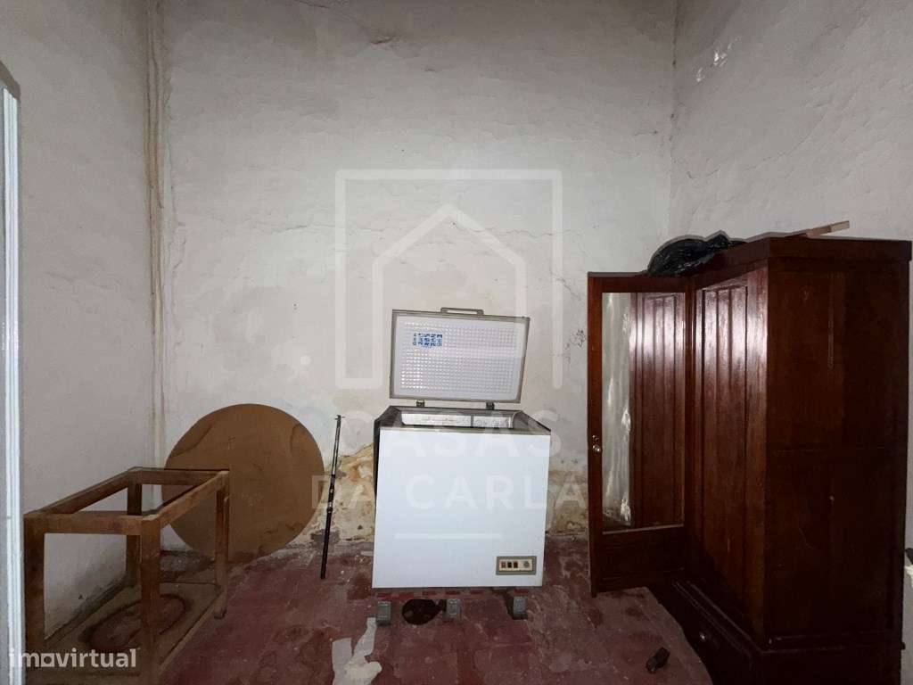 Moradia T4 com quintal e garagem em Cuba para obras-7
