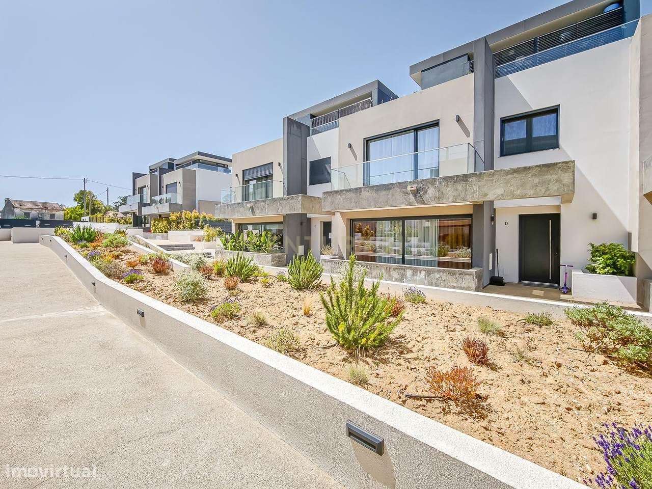 Moradia T4 em Condomínio Privado | Piscina | 6WC | Jardim | Terraço |-5
