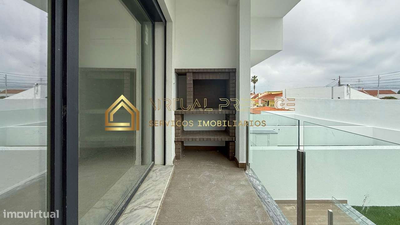 Moradia T4+1 em Banda – Nova - Piscina e Garagem - Palhais - Grande imagem: 4/27