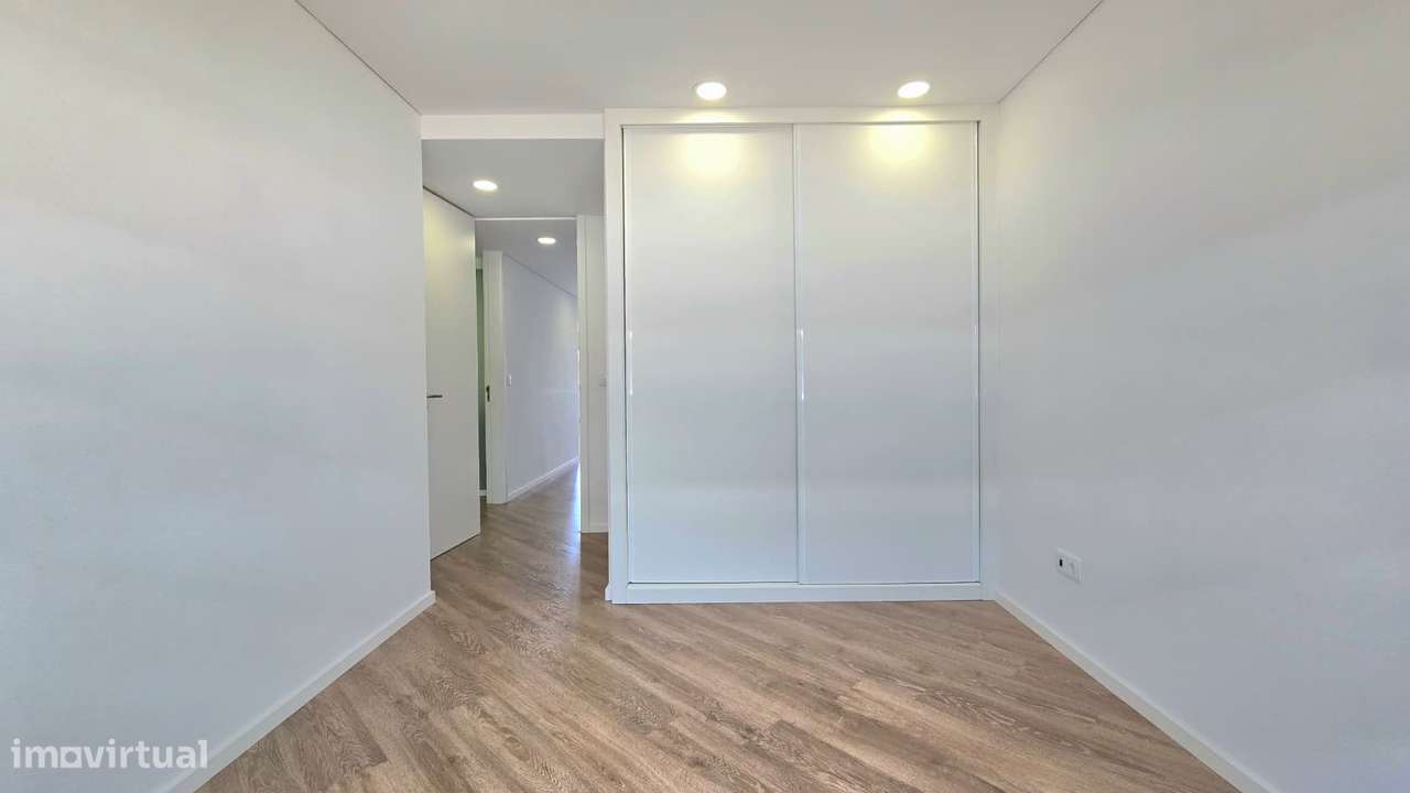 T2 semi-novo c/ varanda e box fechada - Baguim do Monte-13