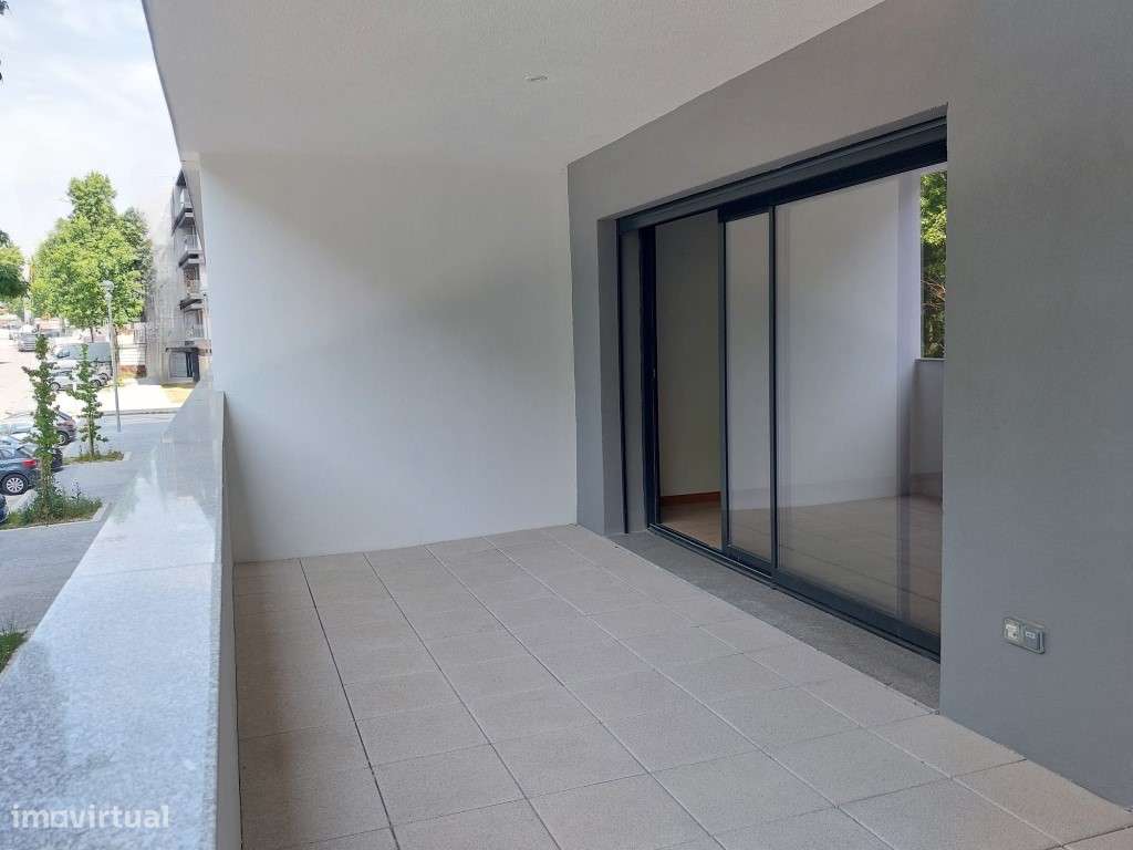 Apartamento T4 com 2 frentes, novo, com churrasqueira; piscina e pl...-39