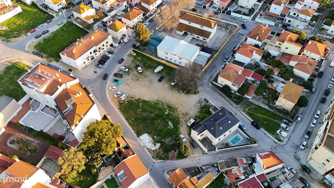 Terreno Urbano com Edifício Aprovado para 11 T2 e 7 T3, no Coração de - Grande imagem: 4/17