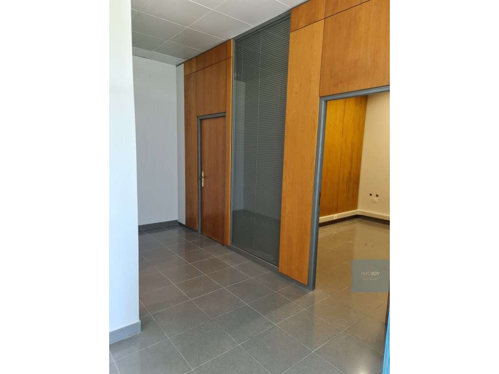 Espaço Comercial com Parqueamento no Areeiro - Grande imagem: 5/14