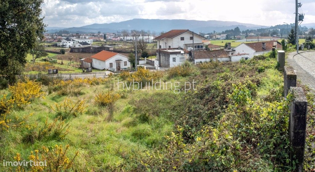 Terreno para construção com uma área de 992,5m2  em Galegos São Martin