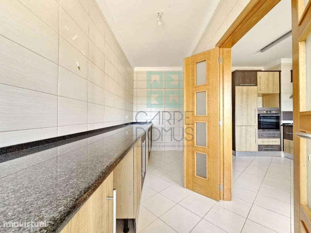 Espaçoso apartamento T3, com parqueamento, junto centro de Loulé, A...-14