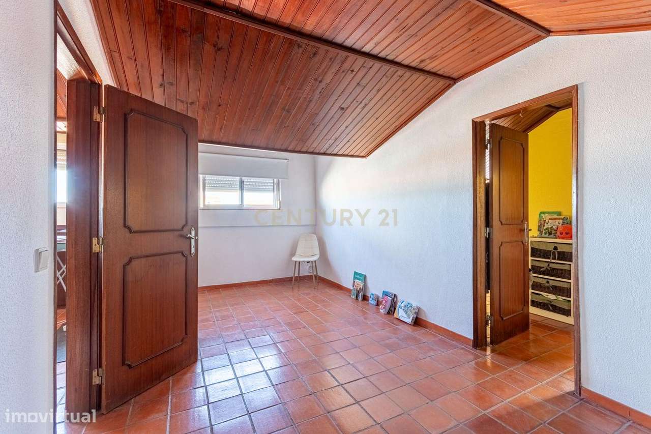 Apartamento T3 com Vista Panorâmica no Montijo-16