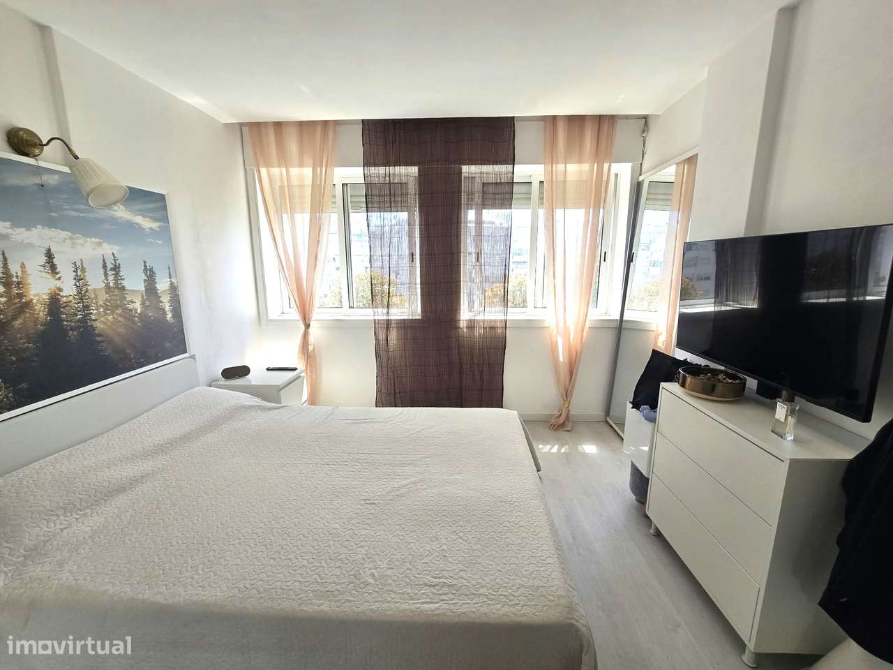 Excelente Apartamento T2 renovado com Open Space e Varanda - Almada-24