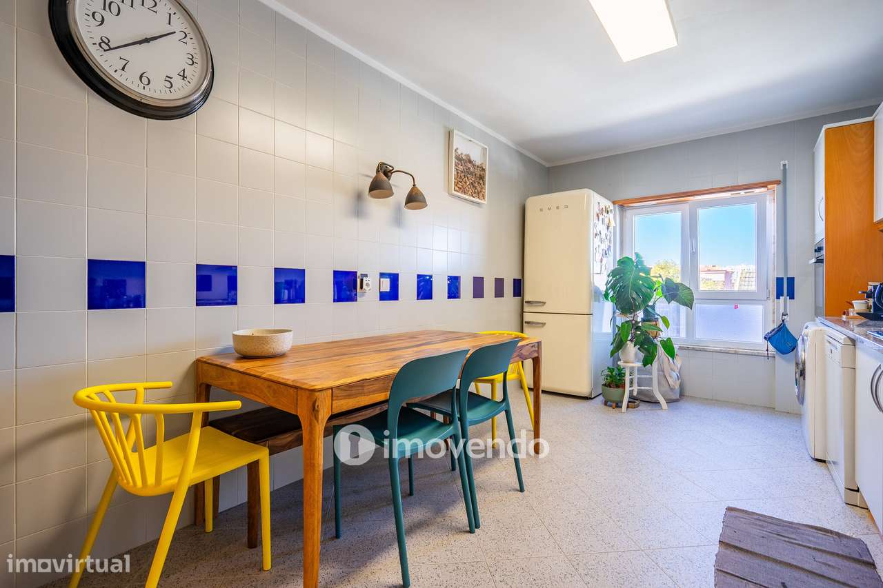 Apartamento T2 com estacionamento e arrecadação, em Mem Martins-11