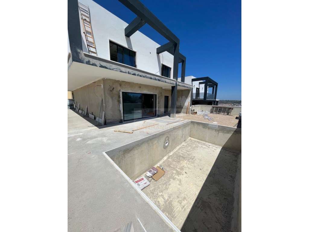 Moradia dos Sonhos 3 Suítes, Piscina, Painel Solar, 4 Vagas Garagem...-17
