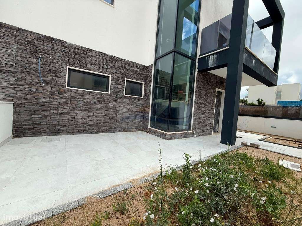 Moradia dos Sonhos 3 Suítes, Piscina, Painel Solar, 4 Vagas Garagem...-22