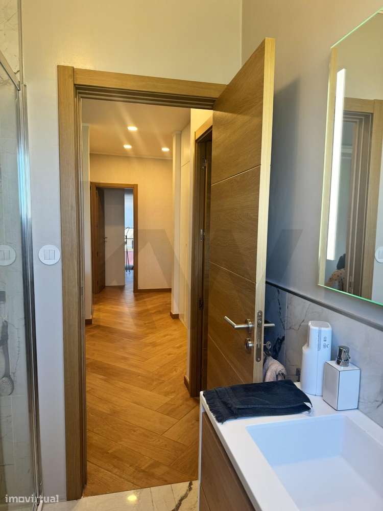 Linda a Velha - 1º Andar Remodelado, Mobilado e com Financiamento Gara-8