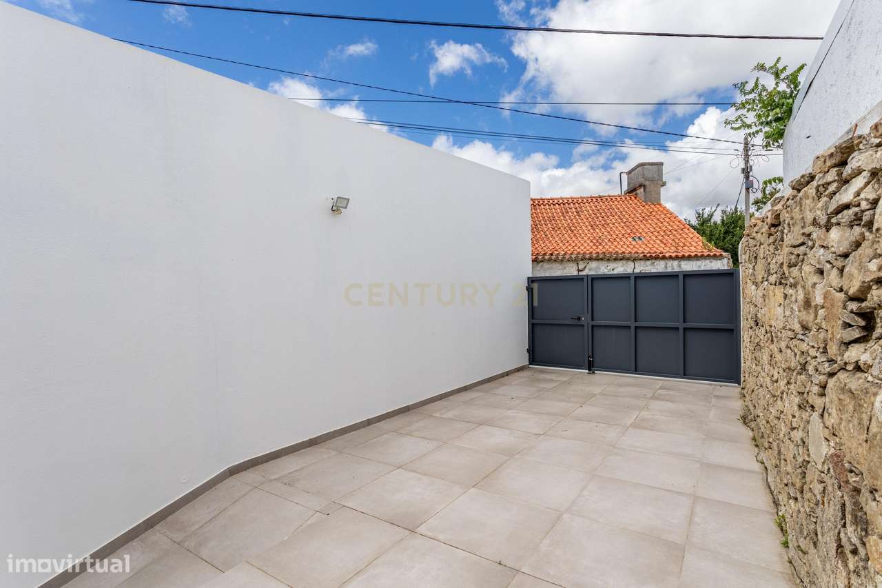 Moradia T3 térrea junto à cidade-28
