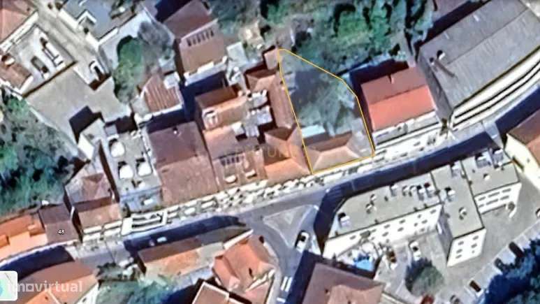 Prédio na Avenida Gago Coutinho, no centro do Marco de Canaveses - Grande imagem: 2/11