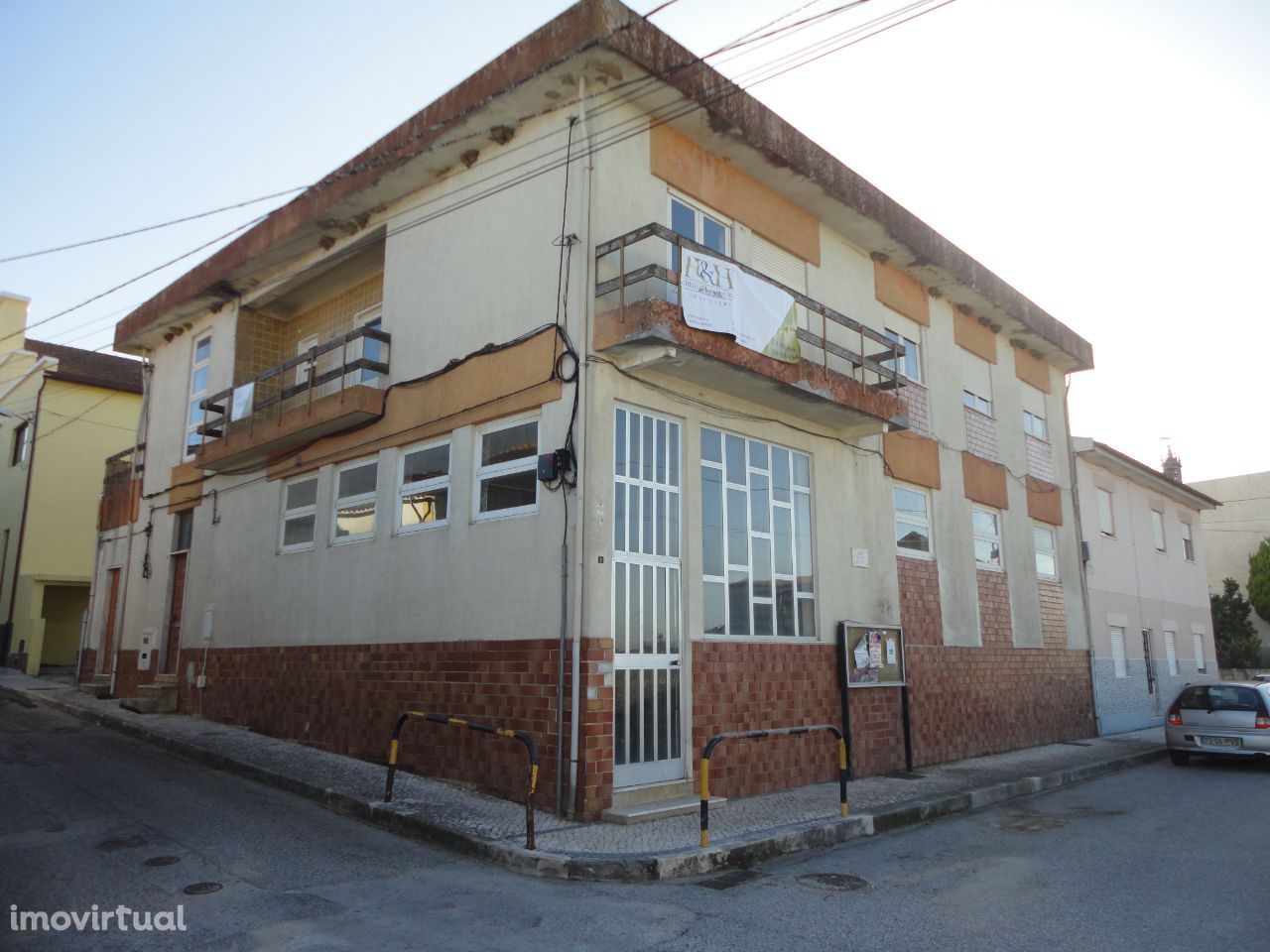 Prédio Alfarelos – 2 apartamentos + loja + armazém + 2 garagens