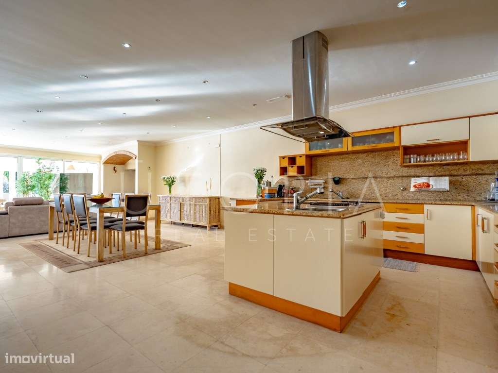 Moradia de Prestígio com Piscina, Campo de Ténis e Terreno Murado d...-43