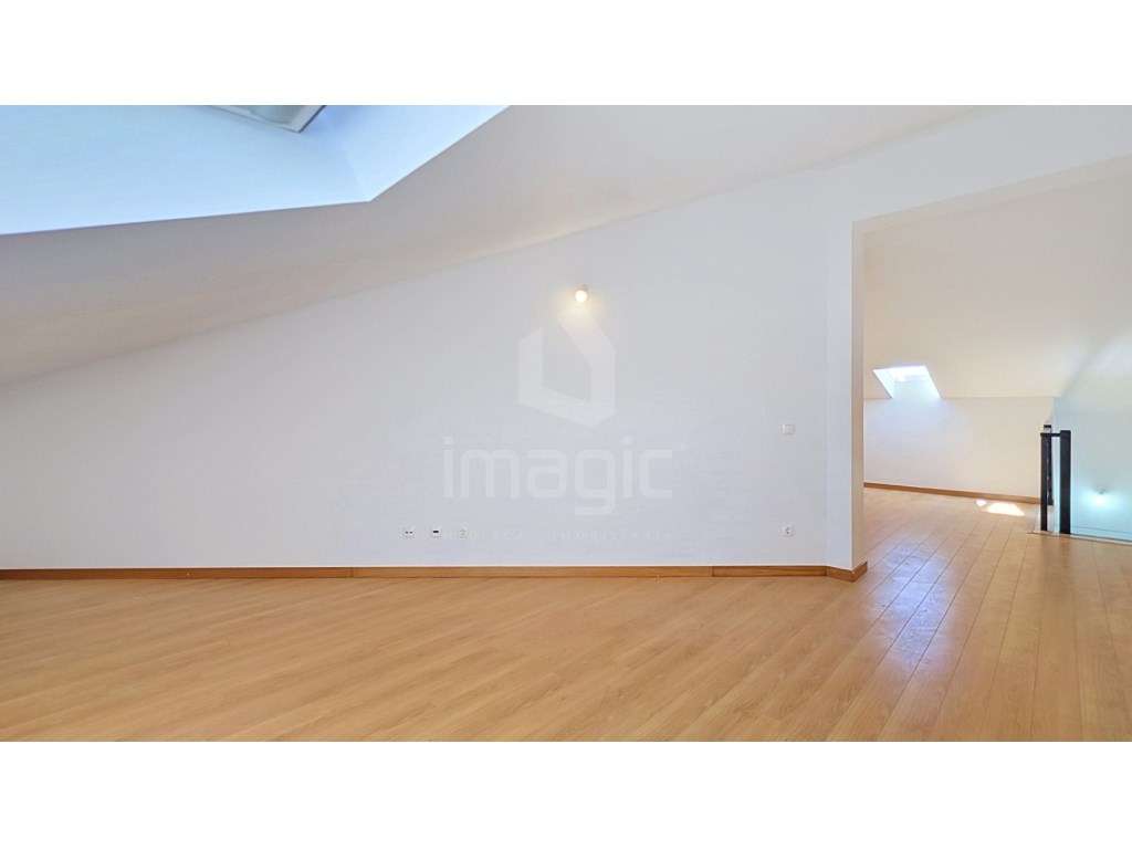 Apartamento T3 + sótão, usado, em Mafra.-27