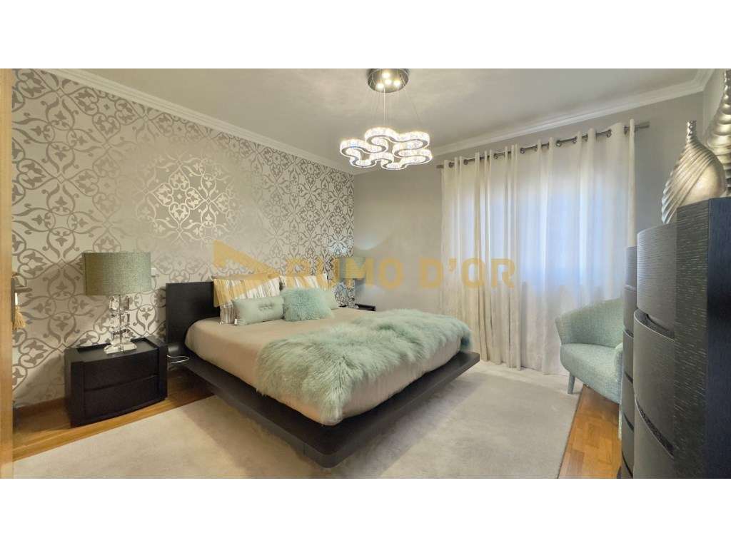 Viva com Conforto! Moradia T4 com Jardim e Espaço Exterior em Alenquer-16