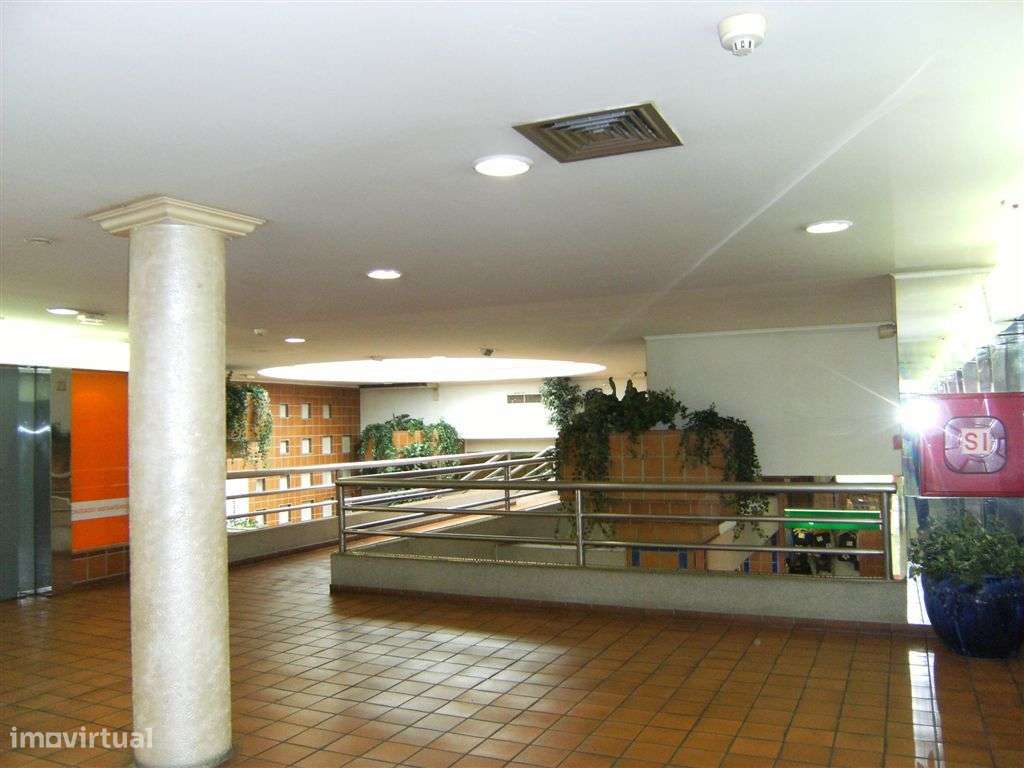 Garagem/Parqueamento nas Galerias Parede Plaza, centro da Parede-11