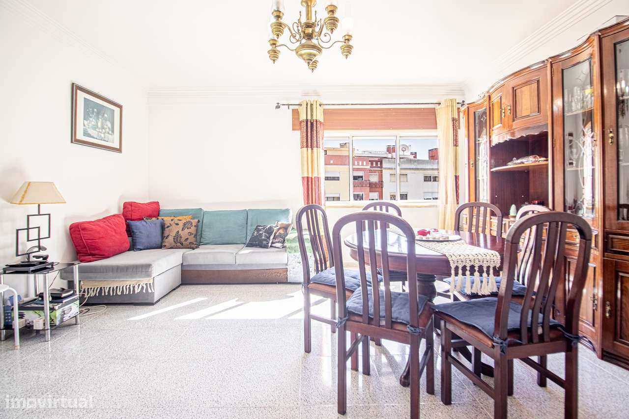 Apartamento T3 c/ 2 WCs e Sala c/ Lareira em Monte Abraão, Sintra-10