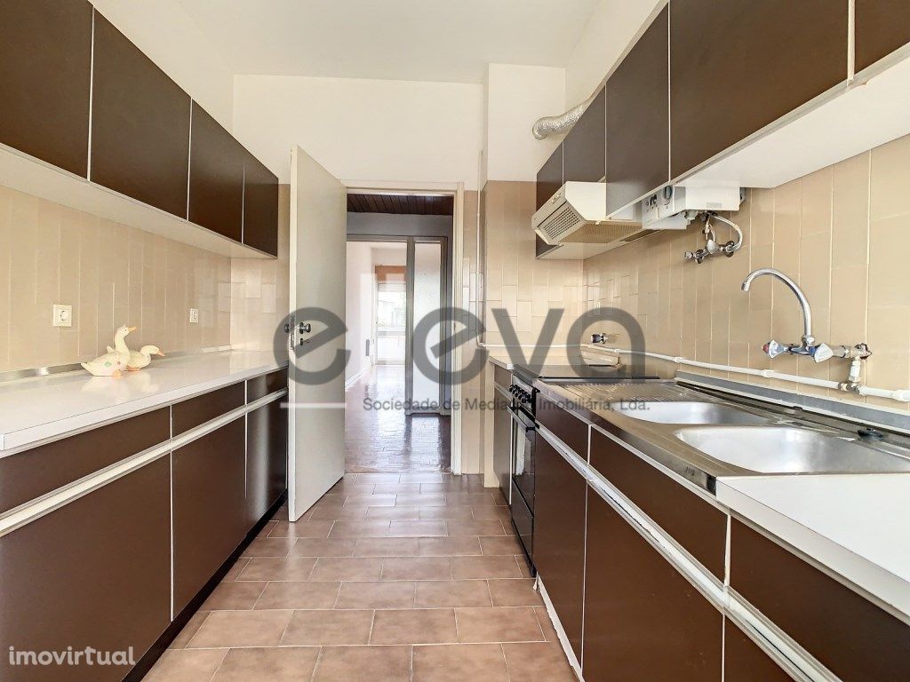 Apartamento T4 com boas áreas