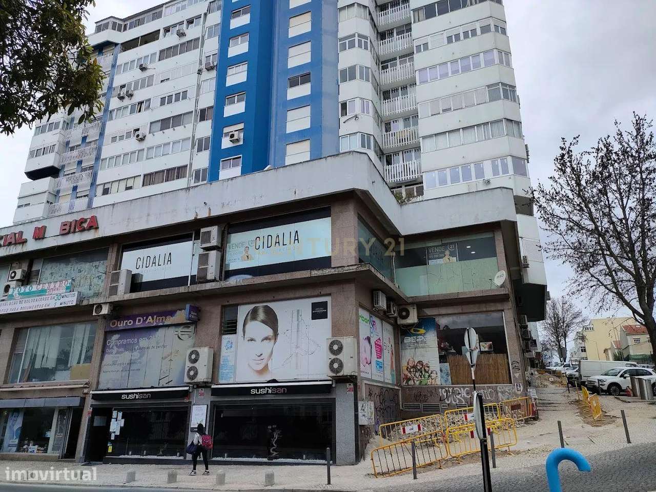 Espaço Comercial em Almada com Excelente Visibilidade – 50m²-9