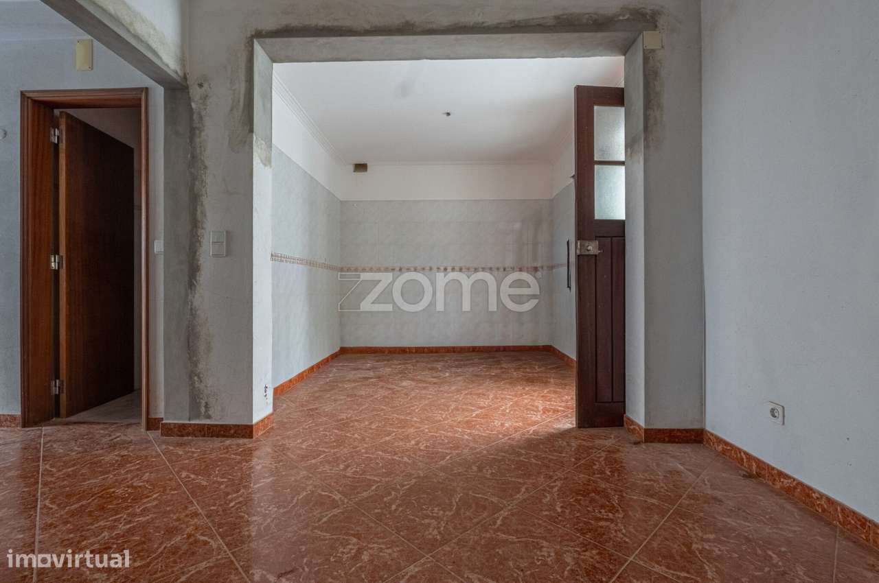 Moradia T3+1 em Manique de Cima a necessitar de acabamentos-3
