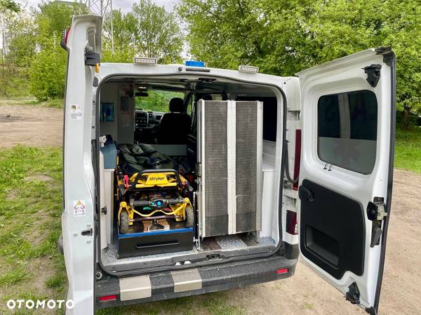 Renault Trafic Ambulans - 12