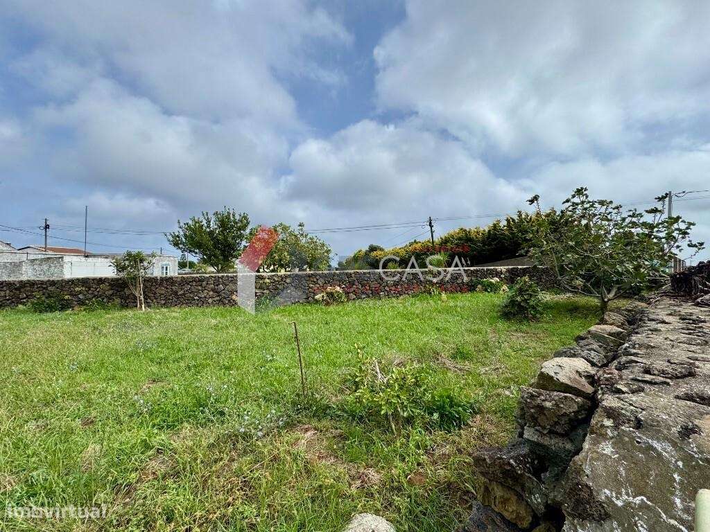 Terreno no Cabo da Praia - 1396 m2, perto do centro da Praia da Vitóri - Grande imagem: 2/9