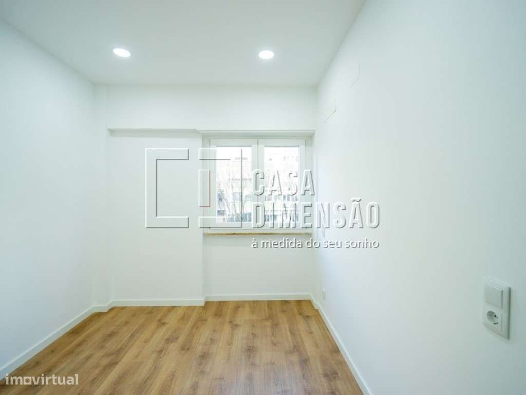 Apartamento de tipologia T3 com varanda, mobilado e equipado em Ben...-26