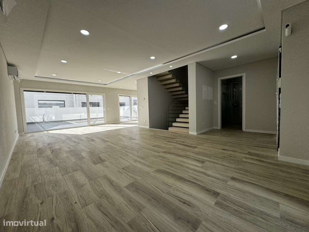 Moradia com 3 Suites, Garagem, Logradouro, Churrasqueira e Piscina-16