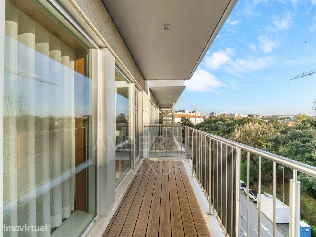 Apartamento T4 como novo, em condomínio de alto padrão-24
