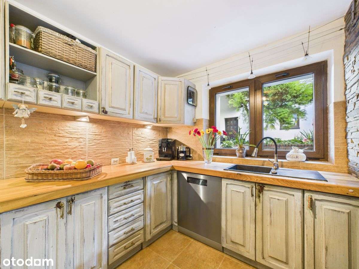 Wyjątkowy dom z garażem i przestronną działką-11