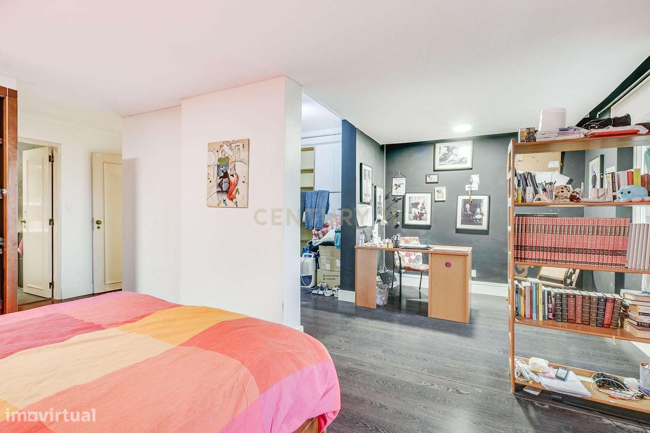 Espaçoso apartamento T4 transformado em T3-11