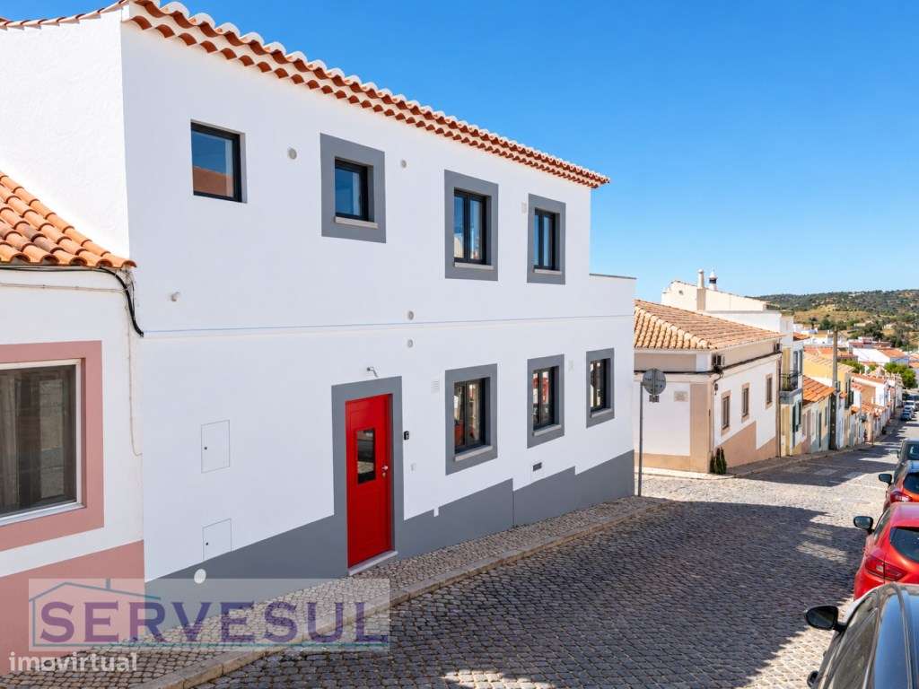 Nova Moradia de 2 pisos composta por 1 quarto, totalmente renovada,...-0